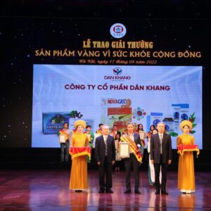 Anh Trịnh Văn Vang – Giám đốc Công ty TNHH Thương mại Dân Khang đại diện nhận giải tại buổi lễ trao giải thưởng “Sản phẩm Vàng vì sức khỏe cộng đồng” năm 2022 tại Hà Nội