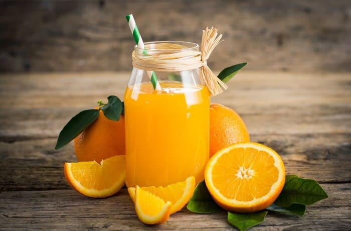 Người bị gout không nên uống nước cam