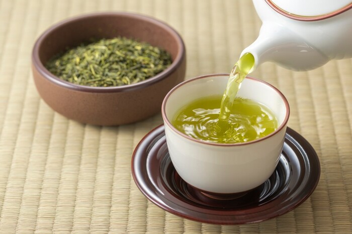 Người bị gout uống trà lá vối giúp giảm các triệu chứng đau