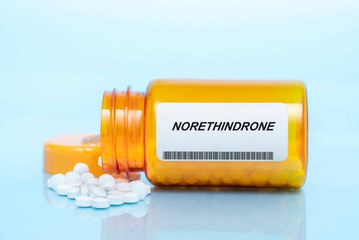 Norethindrone giúp trì hoãn sự rụng trứng nhờ đó làm chậm kỳ kinh nguyệt