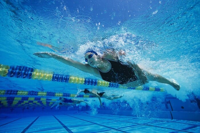 Bơi lội giúp giảm các triệu chứng bệnh gout