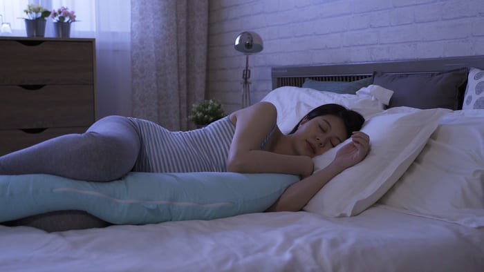 Nằm ngủ nghiên qua trái giúp làm giảm áp lực lên chân