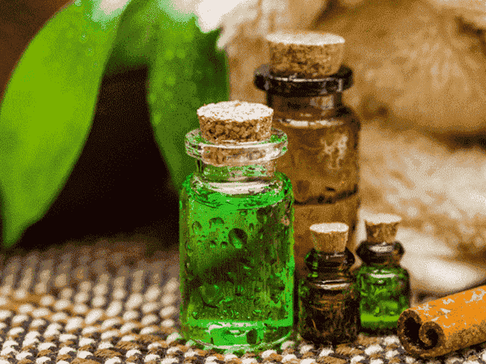 Người bị gout có thể dùng dầu xanh để giúp giảm đau