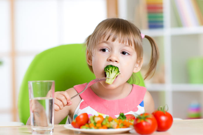 Cho trẻ ăn nhiều chất xơ để tránh táo bón