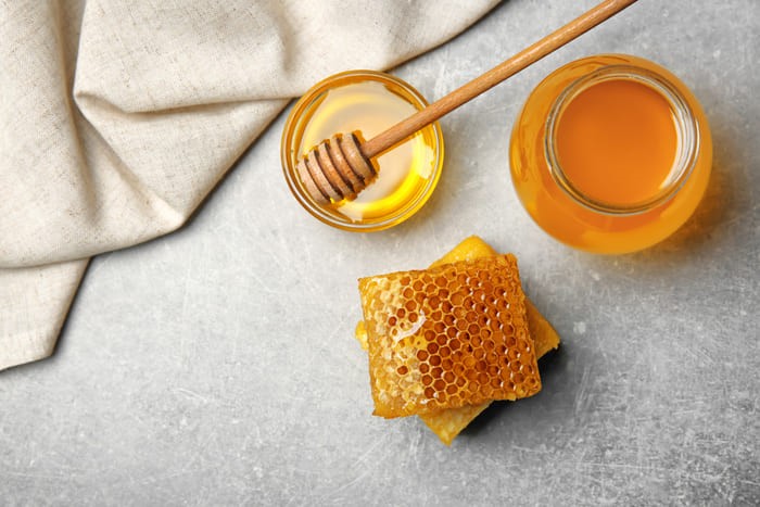 Dùng mật ong nguyên chất để giảm tình trạng ngứa cổ họng