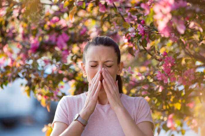 Viêm mũi dị ứng có thể kéo theo tình trạng ngứa rát cổ họng
