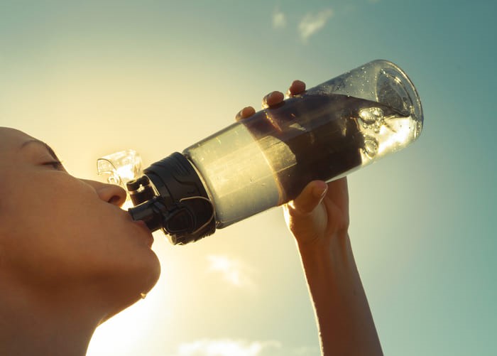 Uống nhiều nước là cách trị sỏi thận đơn giản