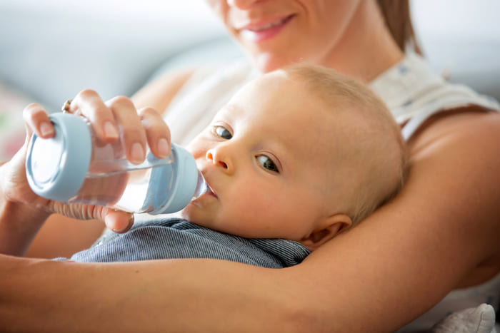 Cho trẻ uống đủ nước để ngăn các bệnh lý