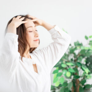 xoa bóp vùng đầu là một mẹo chữa rối loạn tiền đình hiệu quả
